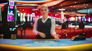 Antarmuka permainan Three Card Poker di aplikasi bape777
